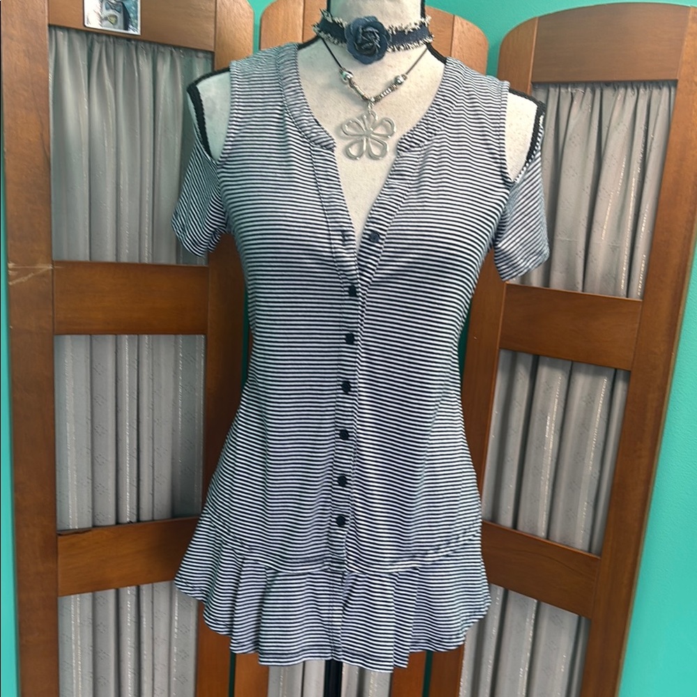 Riders by Lee Blue and White Short Sleeve Cols Shoulder Ruffled Blouse